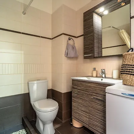 Port Apartment *