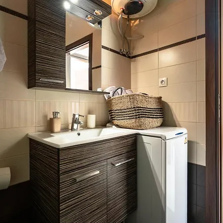 Port Apartment *